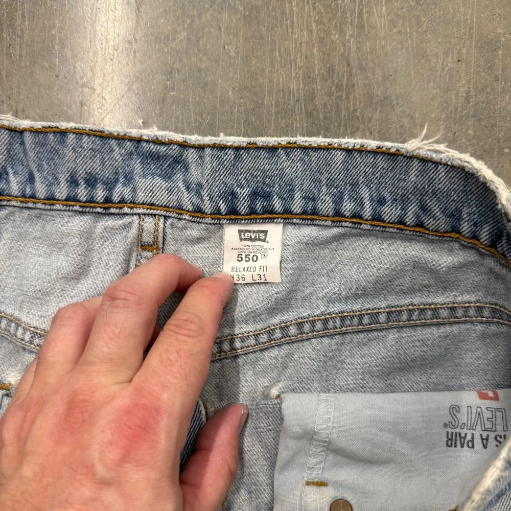 Vintage Levis 550 Mens Relaxed Fit Tapered Leg Light Wash Denim Jeans 36x31